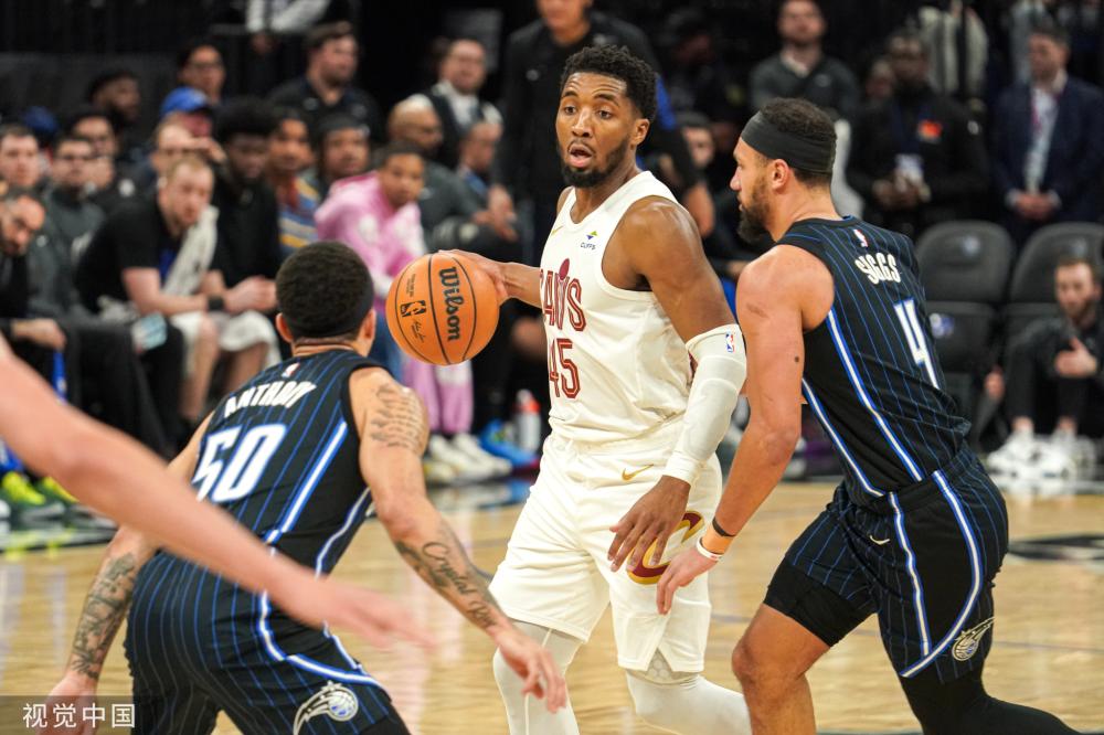 与球迷进行 与球迷进行